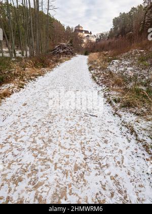 Hrad Kost au bout du chemin enneigé iun la forêt. Randonnée en hiver en Tchéquie, Europe. Banque D'Images