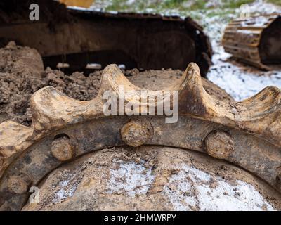 Détail de l'engrenage de chaîne du véhicule à chenilles. Circuit hydraulique des chenilles sur un tracteur ou une pelle hydraulique. Chaîne et engrenage. Banque D'Images