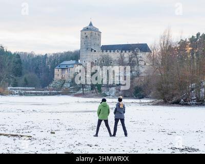 Les adolescents regardent Hrad Kost, le panorama du château de Kost en hiver. Banque D'Images