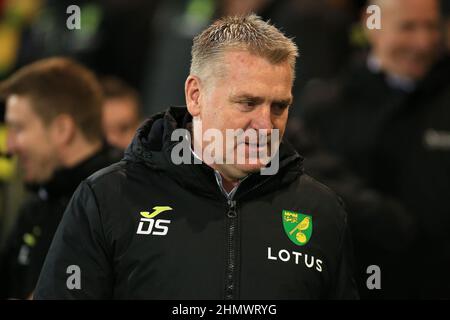 Norwich, Royaume-Uni. 12th févr. 2022. Dean Smith, entraîneur en chef de la ville de Norwich, regarde. Match Premier League, Norwich City et Manchester City à Carrow Road à Norwich le samedi 12th février 2022. Cette image ne peut être utilisée qu'à des fins éditoriales. Utilisation éditoriale uniquement, licence requise pour une utilisation commerciale. Aucune utilisation dans les Paris, les jeux ou les publications d'un seul club/ligue/joueur. photo par Steffan Bowen/Andrew Orchard sports photographie/Alay Live news crédit: Andrew Orchard sports photographie/Alay Live News Banque D'Images