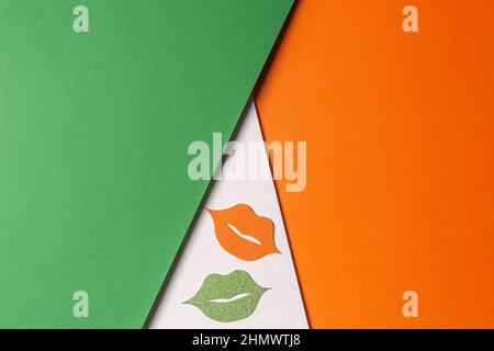 Bonne Saint Patrick. Patrick Day Party props sur fond vert blanc orange. Décoration d'un séjour irlandais, mars 17 Banque D'Images