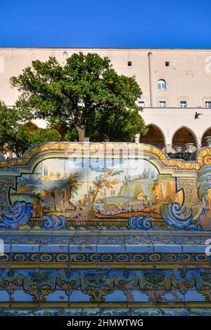 Naples, Italie, 02/13/2022. Un banc dans la cour intérieure du monastère de Santa Chiara, décoré avec de la majolica peinte, construit au 17th siècle Banque D'Images