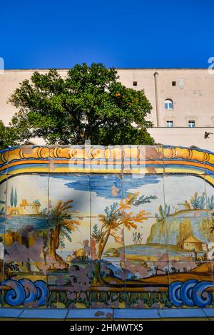 Naples, Italie, 02/13/2022. Un banc dans la cour intérieure du monastère de Santa Chiara, décoré avec de la majolica peinte, construit au 17th siècle Banque D'Images