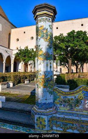 Naples, Italie, 02/13/2022. Une colonne de la cour intérieure du monastère de Santa Chiara, décorée de majolique peinte, construite dans le 17th centur Banque D'Images