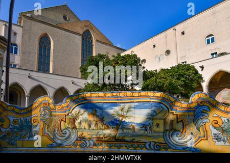 Naples, Italie, 02/13/2022. Un banc dans la cour intérieure du monastère de Santa Chiara, décoré avec de la majolica peinte, construit au 17th siècle Banque D'Images