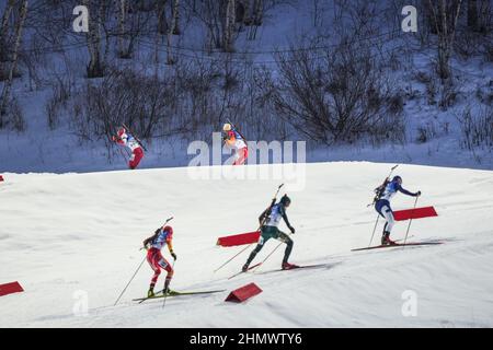 Zhangjiakou, province chinoise du Hebei. 12th févr. 2022. L'athlète concourt pendant le sprint masculin de biathlon 10km au Centre national de biathlon de Zhangjiakou, dans la province de Hebei, dans le nord de la Chine, le 12 février 2022. Crédit: Peng Ziyang/Xinhua/Alay Live News Banque D'Images