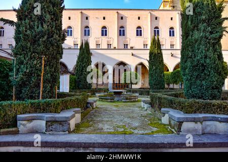 Naples, Italie, 02/13/2022. La cour intérieure du monastère de Santa Chiara, décorée de majolique peinte, construite au 17th siècle. Banque D'Images