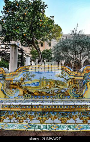 Naples, Italie, 02/13/2022. Un banc dans la cour intérieure du monastère de Santa Chiara, décoré avec de la majolica peinte, construit au 17th siècle Banque D'Images