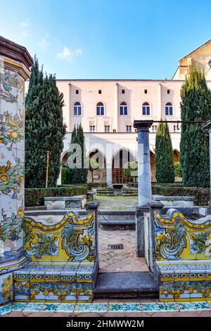 Naples, Italie, 02/13/2022. Un banc dans la cour intérieure du monastère de Santa Chiara, décoré avec de la majolica peinte, construit au 17th siècle Banque D'Images