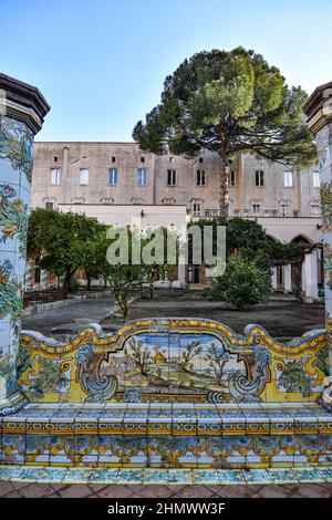 Naples, Italie, 02/13/2022. Un banc dans la cour intérieure du monastère de Santa Chiara, décoré avec de la majolica peinte, construit au 17th siècle Banque D'Images