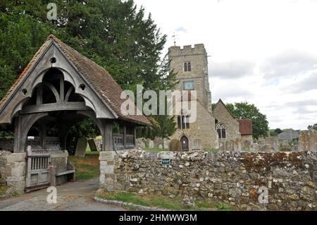 Eglise St Mary's and All Saints, Boxley, Kent, Royaume-Uni. Belle vieille église anglaise avec ciel bleu et nuages derrière Banque D'Images