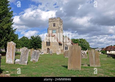 Eglise St Mary's and All Saints, Boxley, Kent, Royaume-Uni. Belle vieille église anglaise avec ciel bleu et nuages derrière Banque D'Images