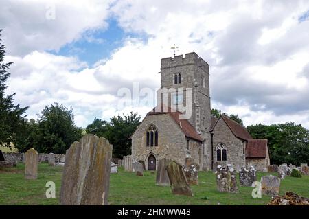 Eglise St Mary's and All Saints, Boxley, Kent, Royaume-Uni. Belle vieille église anglaise avec ciel bleu et nuages derrière Banque D'Images