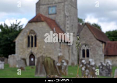 Eglise St Mary's and All Saints, Boxley, Kent, Royaume-Uni. Belle vieille église anglaise avec ciel bleu et nuages derrière Banque D'Images