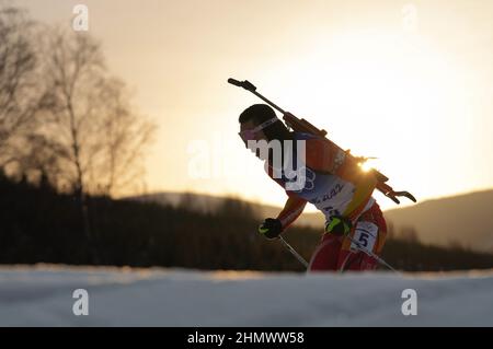 Zhangjiakou, province chinoise du Hebei. 12th févr. 2022. Cheng Fangming, de Chine, participe au sprint masculin de biathlon 10km au Centre national de biathlon de Zhangjiakou, dans la province de Hebei, dans le nord de la Chine, le 12 février 2022. Credit: Jiang Hongjing/Xinhua/Alay Live News Banque D'Images