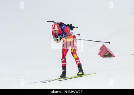 Zhangjiakou, province chinoise du Hebei. 12th févr. 2022. Zhang Chunyu, de Chine, participe au sprint masculin de biathlon 10km au Centre national de biathlon de Zhangjiakou, dans la province de Hebei, dans le nord de la Chine, le 12 février 2022. Crédit: Peng Ziyang/Xinhua/Alay Live News Banque D'Images