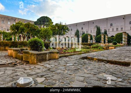 Naples, Italie, 02/13/2022. La cour intérieure du monastère de Santa Chiara, décorée de majolique peinte, construite au 17th siècle. Banque D'Images