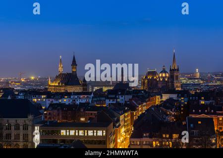 Cathédrale d'aix-la-chapelle (Aachener Dom) et hôtel de ville la nuit Banque D'Images