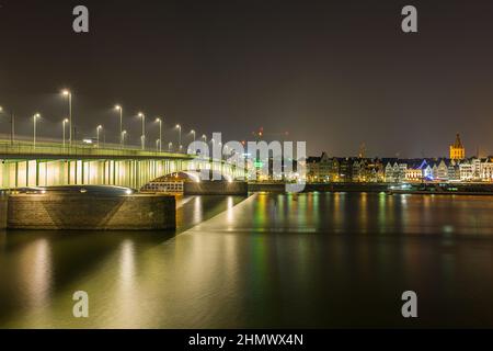 Pont Deutzer à cologne la nuit Banque D'Images