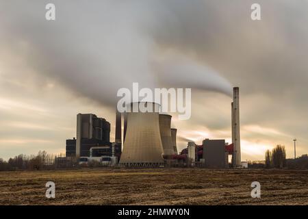 Centrale au charbon avec ciel nuageux Banque D'Images