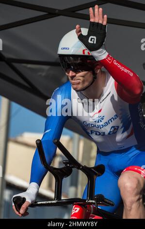 Arnaud Demare (équipe Groupama FDJ) vu alerte au début du prologue.l'édition 7th du Tour de la Provence a lieu du 10 au 13 février 2022. La course a 3 étapes et un prologue. Le prologue est un essai de 7,1 kilomètres dans la ville de Berre-l'etang (Bouches-du-Rhône). Le gagnant du prologue est Filippo Ganna. Crédit : SOPA Images Limited/Alamy Live News Banque D'Images