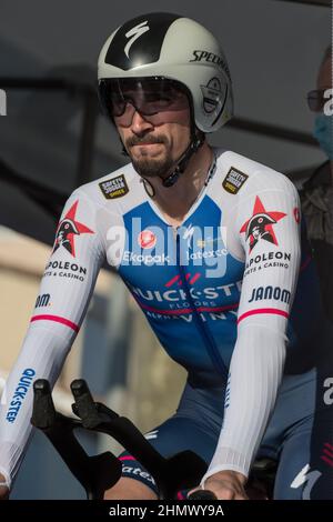 Julian Alaphippe (team Quick-Step) vu alerte au début du prologue.l'édition 7th du Tour de la Provence se déroule du 10 au 13 février 2022. La course a 3 étapes et un prologue. Le prologue est un essai de 7,1 kilomètres dans la ville de Berre-l'etang (Bouches-du-Rhône). Le gagnant du prologue est Filippo Ganna. Crédit : SOPA Images Limited/Alamy Live News Banque D'Images