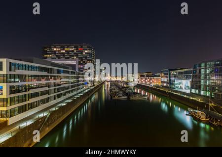 port de rhineau avec bâtiments de grue la nuit Banque D'Images