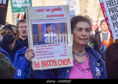 Londres, Royaume-Uni. 12th février 2022. Des manifestants se sont rassemblés sur la place du Parlement pour protester contre l'augmentation des prix de l'énergie, la pauvreté et le coût de la vie. Banque D'Images