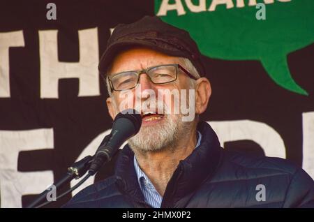 Londres, Royaume-Uni. 12th février 2022. Le député travailliste Jeremy Corbyn parle lors de la manifestation. Des manifestants se sont rassemblés sur la place du Parlement pour protester contre l'augmentation des prix de l'énergie, la pauvreté et le coût de la vie. Banque D'Images