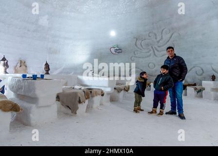 Baramulla, Inde. 12th févr. 2022. Visiteurs vus à l'intérieur d'Igloo Cafè à Gulmarg. Avec une hauteur de 37,5 pieds et un diamètre de 44,5 pieds, un igloo Cafè, prétendu être le plus grand du monde, est arrivé à la célèbre station de ski de Gulmarg à Jammu et Cachemire, et est devenu un centre d'attraction pour les touristes. Crédit : SOPA Images Limited/Alamy Live News Banque D'Images