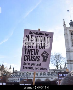 Londres, Royaume-Uni. 12th février 2022. Des manifestants se sont rassemblés sur la place du Parlement pour protester contre l'augmentation des prix de l'énergie, la pauvreté et le coût de la vie. Banque D'Images
