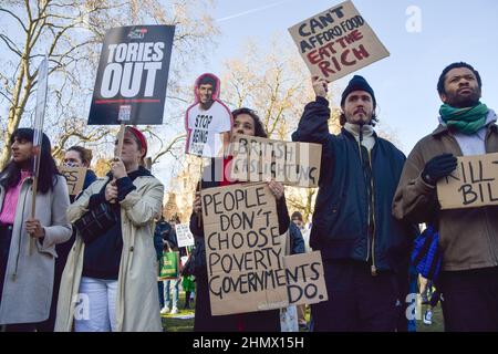 Londres, Royaume-Uni. 12th février 2022. Des manifestants se sont rassemblés sur la place du Parlement pour protester contre l'augmentation des prix de l'énergie, la pauvreté et le coût de la vie. Banque D'Images