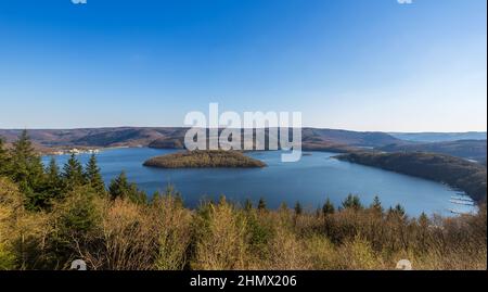 Panorama sur le lac de Rursee au parc national Eifel Banque D'Images