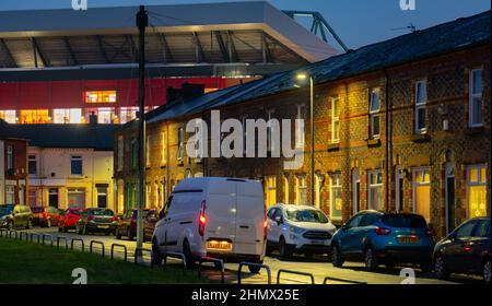 Le stand principal du club de football de Liverpool à Anfield, qui surplombe ses voisins en terrasse victorienne dans la rue Gurnall. Photo prise en décembre 2021. Banque D'Images