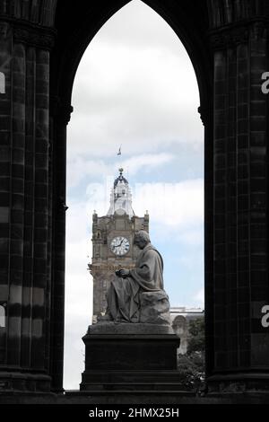 Le monument Scott dans Princes Street Gardens, statue assise de Sir Walter Scott à l'intérieur, tour d'horloge Balmoral en arrière-plan, Édimbourg, Écosse Banque D'Images