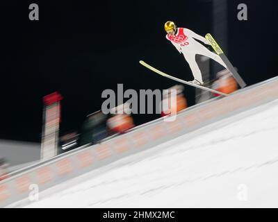Zhangjiakou, province chinoise du Hebei. 12th févr. 2022. Robert Johansson, de Norvège, s'éconduit dans les airs pendant la ronde d'essai de la grande personne de ski de saut à ski au Centre national de saut à ski de Zhangjiakou, dans la province de Hebei, au nord de la Chine, le 12 février 2022. Credit: Zhu Zheng/Xinhua/Alamy Live News Banque D'Images