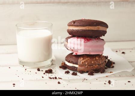 Desserts à la tarte à la whoopie américaine sur des planches de bois blanches Banque D'Images