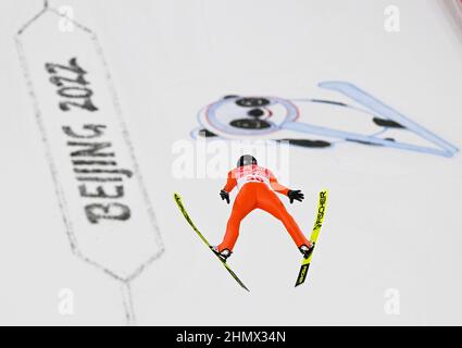 Zhangjiakou, province chinoise du Hebei. 12th févr. 2022. Gregor Deschwanden de Suisse est en compétition pendant le saut à ski de la grande colline des hommes au Centre national de saut à ski de Zhangjiakou, dans la province de Hebei, au nord de la Chine, le 12 février 2022. Crédit: Dai Tianfang/Xinhua/Alamy Live News Banque D'Images