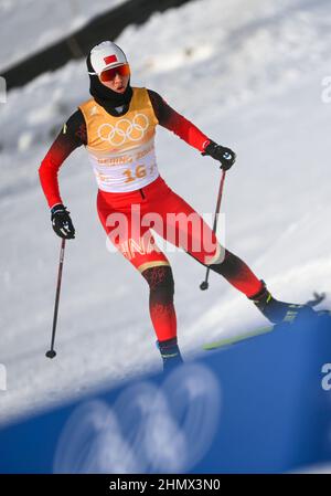 Zhangjiakou, province chinoise du Hebei. 12th févr. 2022. Bayani Jialin, de Chine, est en compétition pendant le relais de 4 x 5 km des Jeux olympiques d'hiver de Beijing pour les femmes de ski de fond au Centre national de ski de fond de Zhangjiakou, dans la province de Hebei, dans le nord de la Chine, le 12 février 2022. Credit: Feng Kaihua/Xinhua/Alamy Live News Banque D'Images