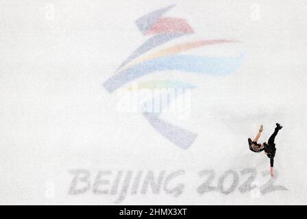 Pékin, Chine. 12th févr. 2022. Madison Hubbell (L) et Zachary Donohue, des États-Unis, se produisent pendant le patinage artistique danse du rythme de danse sur glace au stade Capital Indoor à Beijing, capitale de la Chine, le 12 février 2022. Crédit: Li Yibo/Xinhua/Alay Live News Banque D'Images