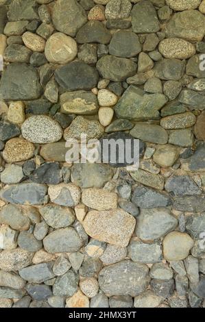 La photo de pierres de différentes tailles et de couleurs différentes est parfaite à la fois pour un motif et pour la texture des matériaux de construction ou de conception de paysage. Banque D'Images