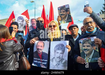 12 février 2022 : Grand Tunis, Tunisie. 12 février 2022. Le comité de défense de Chokri Belaid et Mohamed Brahmi démontrera en dehors du domicile du chef d'Ennahda, Rached Ghannouchi, dans le quartier El Ghazela de la ville tunisienne d'Ariana. Les dirigeants politiques de l'opposition Chokri Belaid et Mohamed Brahmi ont été abattus dans des circonstances similaires en 2013 à Tunis. Depuis lors, Ennahda a toujours nié toute implication dans leurs assassinats et rejeté les allégations d'entrave aux enquêtes sur leurs meurtres (Credit image: © Hasan mrad/IMAGESLIVE via ZUMA Press Wire) Banque D'Images