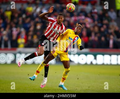 Londres, Royaume-Uni. 12th févr. 2022. Londres, Angleterre - FÉVRIER 12 : L-R Ethan Pinnock de Brentford et Wilfried Zaha du Crystal Palace pendant la première ligue entre Brentford et Crystal Palace au stade communautaire de Brentford, Londres, Angleterre le 12th février 2022 crédit : action Foto Sport/Alay Live News Banque D'Images