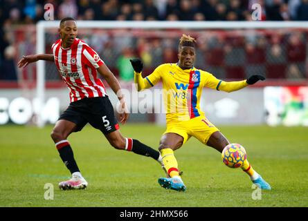 Londres, Royaume-Uni. 12th févr. 2022. Londres, Angleterre - FÉVRIER 12 : L-R Ethan Pinnock de Brentford et Wilfried Zaha du Crystal Palace pendant la première ligue entre Brentford et Crystal Palace au stade communautaire de Brentford, Londres, Angleterre le 12th février 2022 crédit : action Foto Sport/Alay Live News Banque D'Images