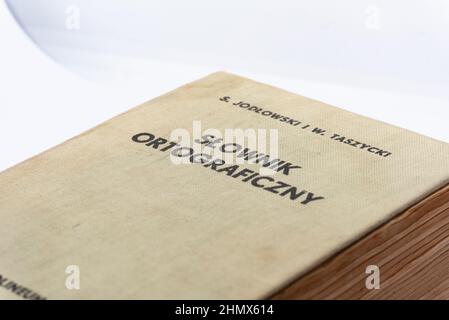 Vieux livre avec des pages jaunrées et une couverture en tissu. Livre épais isolé sur fond blanc. Banque D'Images