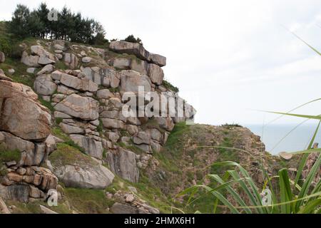 La côte de pierre du Vietnam. Grands rochers sur la plage. Banque D'Images