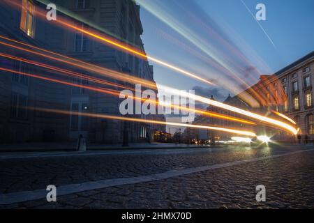 Paris, France - 11 février 2022 : pistes lumineuses de voitures et motos sur un boulevard animé de Paris France Banque D'Images