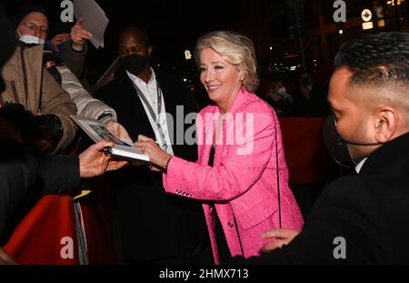 Berlin, Allemagne. 12th févr. 2022. Emma Thompson, gagnante d'un Oscar britannique, arrive à la première de « bonne chance pour vous, Leo Grande » à la Berlinale. Credit: Jens Kalaene/dpa/Alamy Live News Banque D'Images