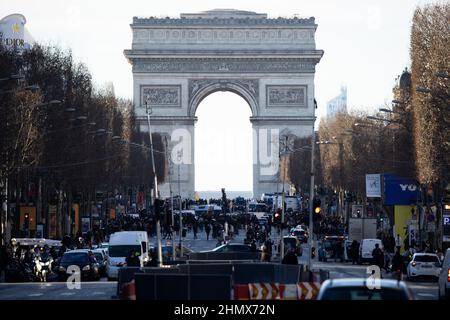 Vue générale sur les champs Elysées à Paris près de l'Arc de Triomphe le 12 février 2022, des convois de manifestants appelés Convoi de la liberté arrivent dans la capitale française. Des milliers de manifestants dans des convois, inspirés par des camionneurs canadiens paralysant la circulation frontalière avec les États-Unis, se rendaient à Paris depuis toute la France le 11 février, certains espérant bloquer la capitale en opposition aux restrictions de Covid-19 malgré les avertissements de la police de reculer. Les manifestants comprennent de nombreux activistes anti-Covid pour la vaccination, mais aussi des personnes qui protestent contre la hausse rapide des prix de l'énergie qu'ils disent être mak Banque D'Images