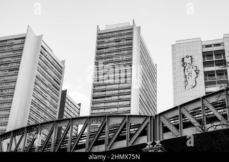 Un pont utilisé par les métros de Paris et gratte-ciel bâtiments résidentiels en arrière-plan à Paris France en noir et blanc Banque D'Images